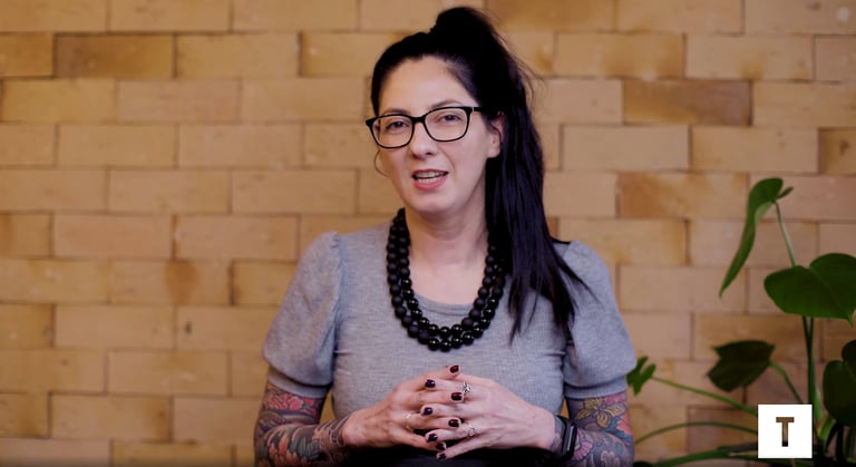 Descubra como analisar e sintetizar dados de pesquisa para desenvolver soluções aderentes ao mercado.